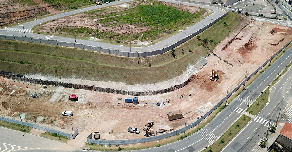 Obras do Florestal Mall em Jundiaí, com estrutura em fase inicial.