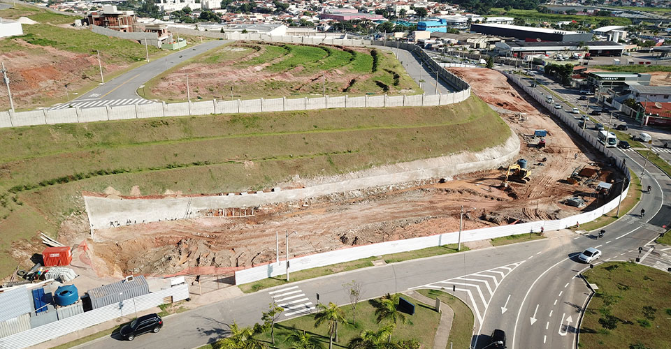 Obras do Florestal Mall em Jundiaí, com estrutura em fase inicial.