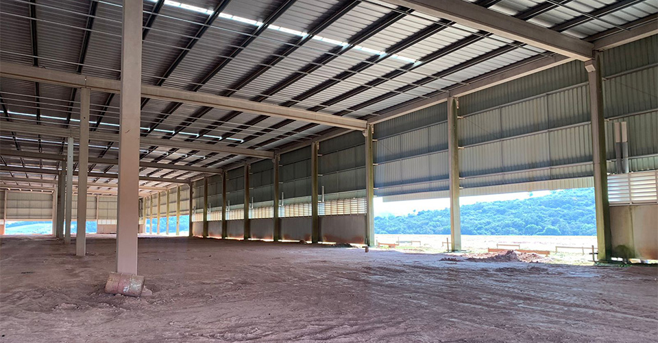 Área interna reformada do galpão da Rainha das Sete, com novo layout industrial.