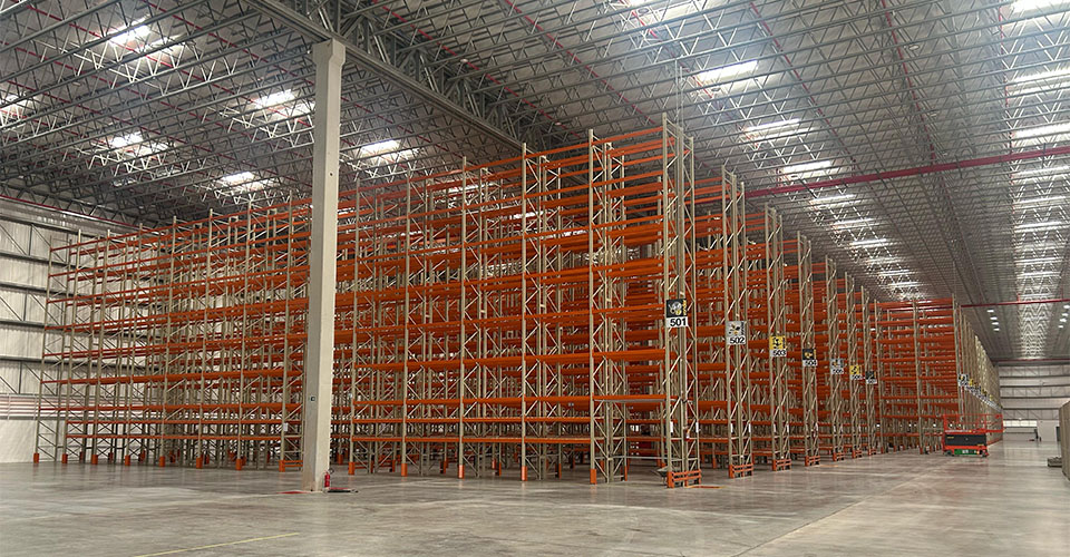 Detalhe da estrutura metálica do galpão em montagem no Joate Park – Fase 1.