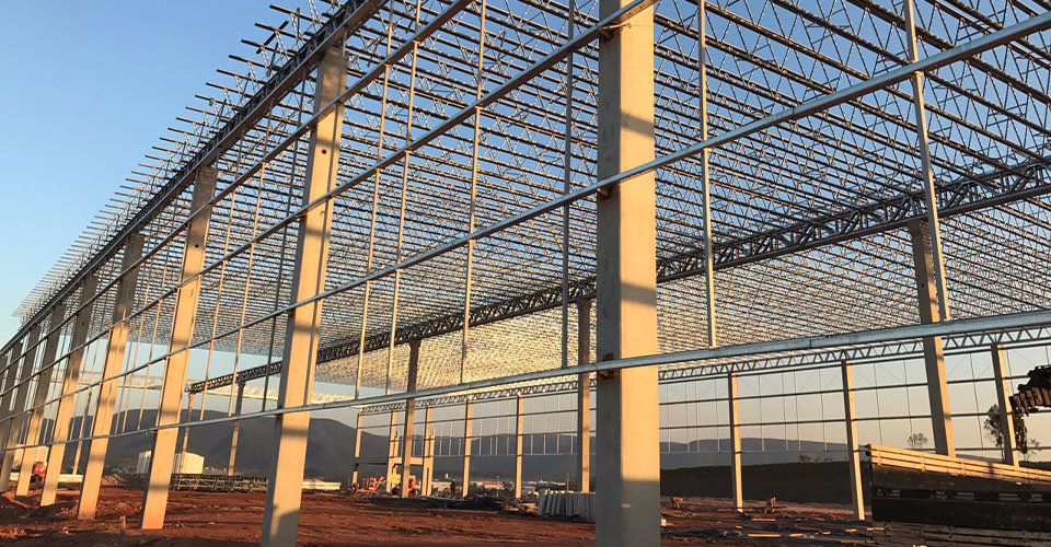 Estrutura em construção do galpão logístico G100 no Joate Park – Fase 1.