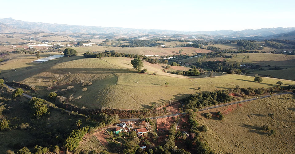 Imagem do terreno onde será o galpão da importadora têxtil Edan em Estiva/MG.