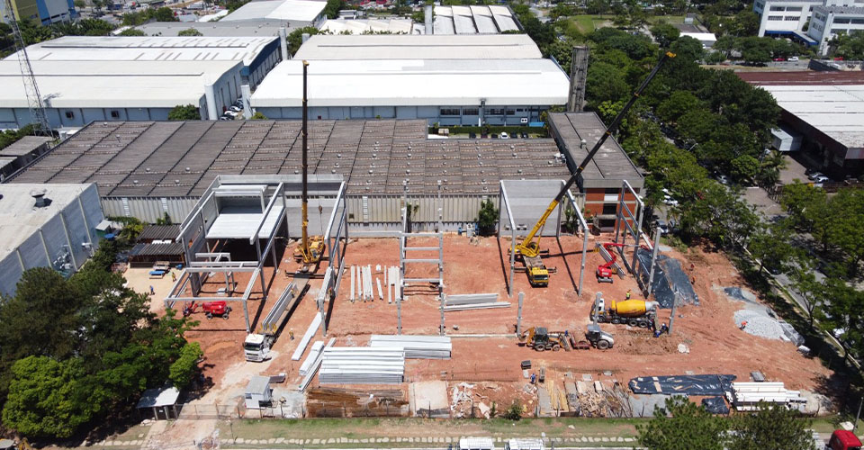 Execução do projeto corporativo e laboratorial da Renishaw com estrutura em avanço.