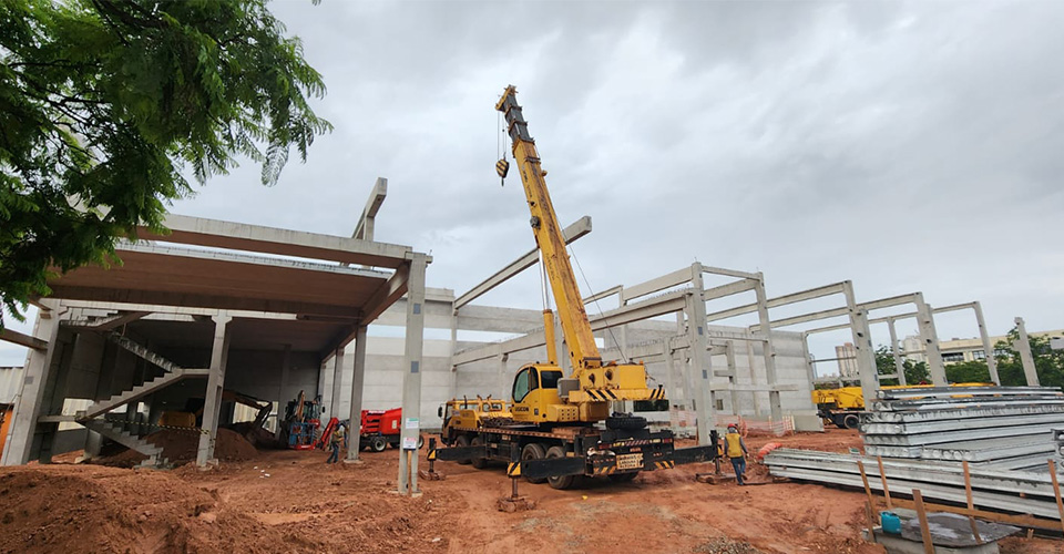 Execução do projeto corporativo e laboratorial da Renishaw com estrutura em avanço.