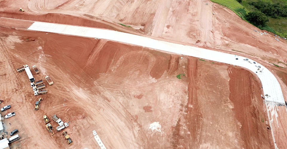 Obras de infraestrutura em execução no loteamento Edan Park em Estiva/MG.