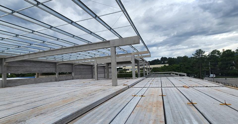 Imagem das obras  estruturais do centro novo logístico e corporativo da Renishaw.