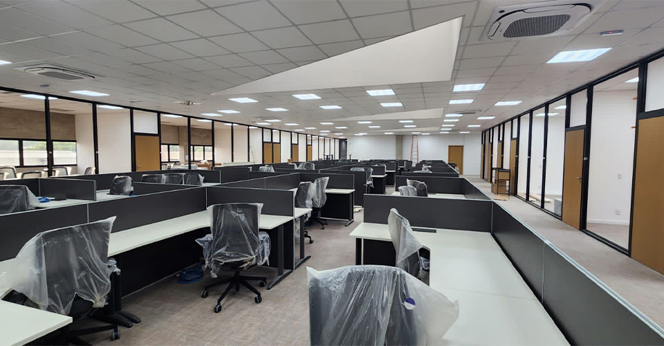 Imagem da área interna do escritório do novo centro da Renishaw em Barueri.i.