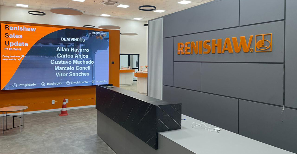 Imagem da área interna  da recepção do novo centro da Renishaw em Barueri.