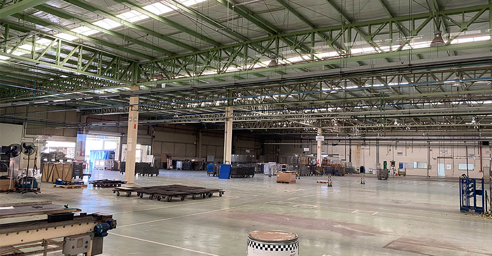 Estrutura reformada do galpão industrial da FROMM, com melhorias técnicas e operacionais.