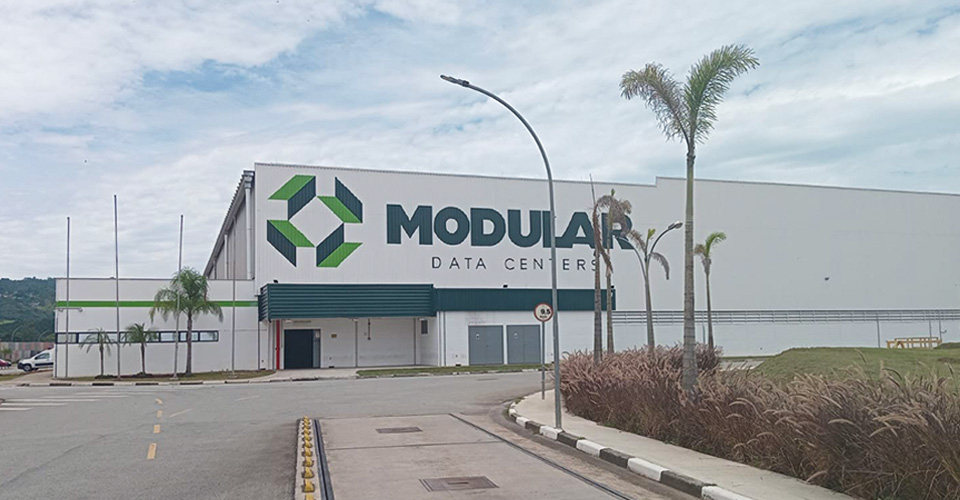 Fachada principal do galpão industrial da Modular após retrofit completo.