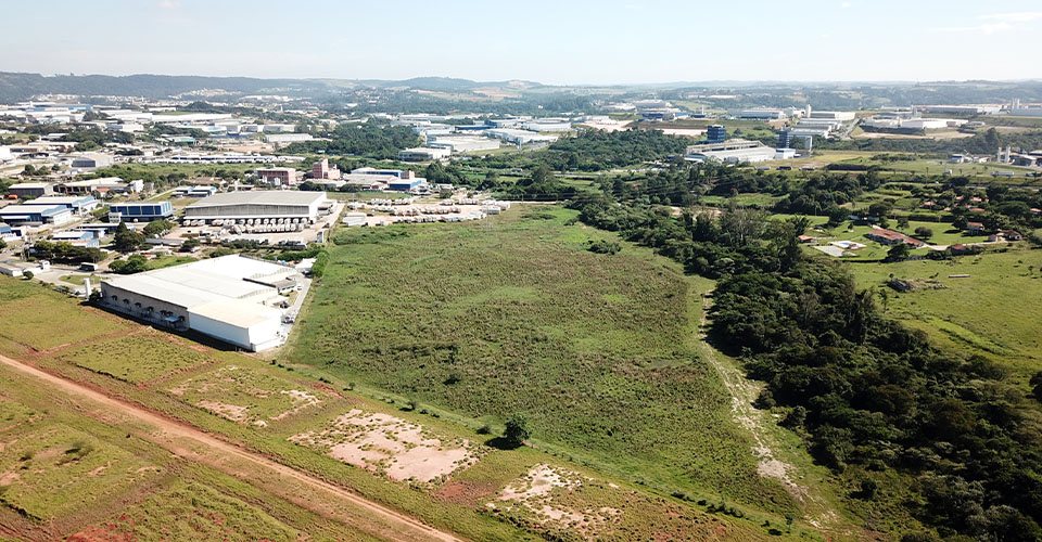 Vista geral do terreno da obra logística em andamento da Florestal em Itupeva/SP.