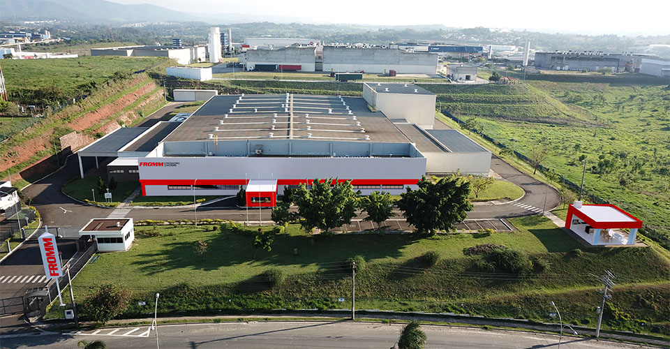 Vista aérea frontal do galpão da FROMM em Jundiaí/SP após retrofit logístico e industrial.