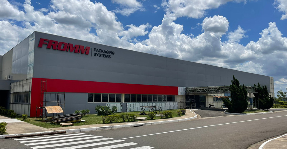 Fachada reformada do galpão da FROMM em Jundiaí após retrofit completo.