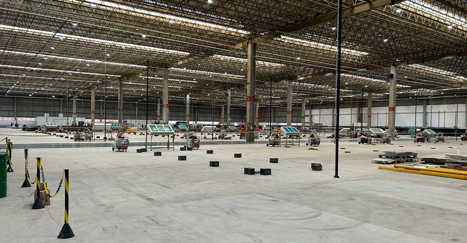Estrutura interna concluída do galpão industrial da Modular, modernizada e pronta para operação.