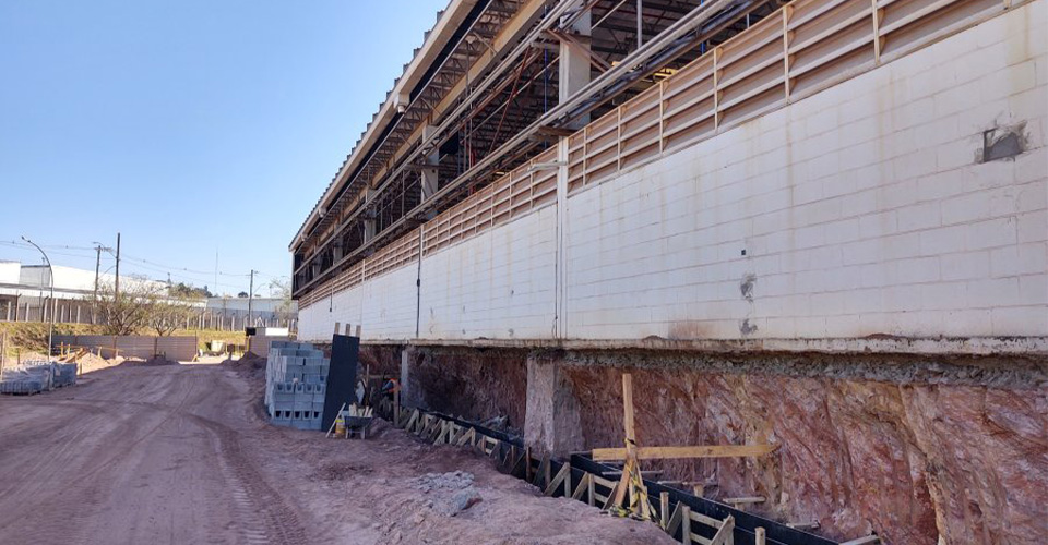 Montagem de reforços estruturais durante o retrofit do galpão industrial da Modular.