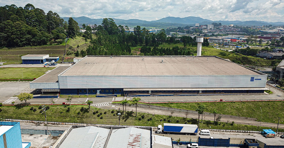 Vista geral do galpão industrial retrofitado da Futura Tintas em Guarulhos/SP.