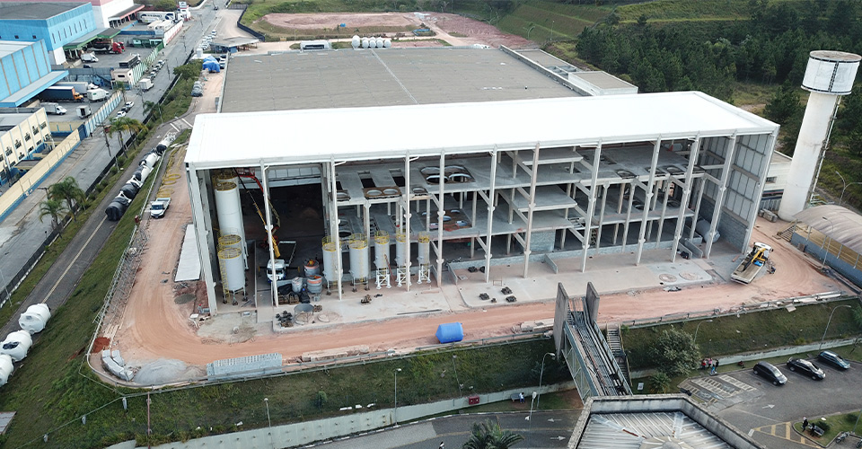 Estrutura modernizada do galpão logístico da Futura Tintas em Guarulhos/SP.