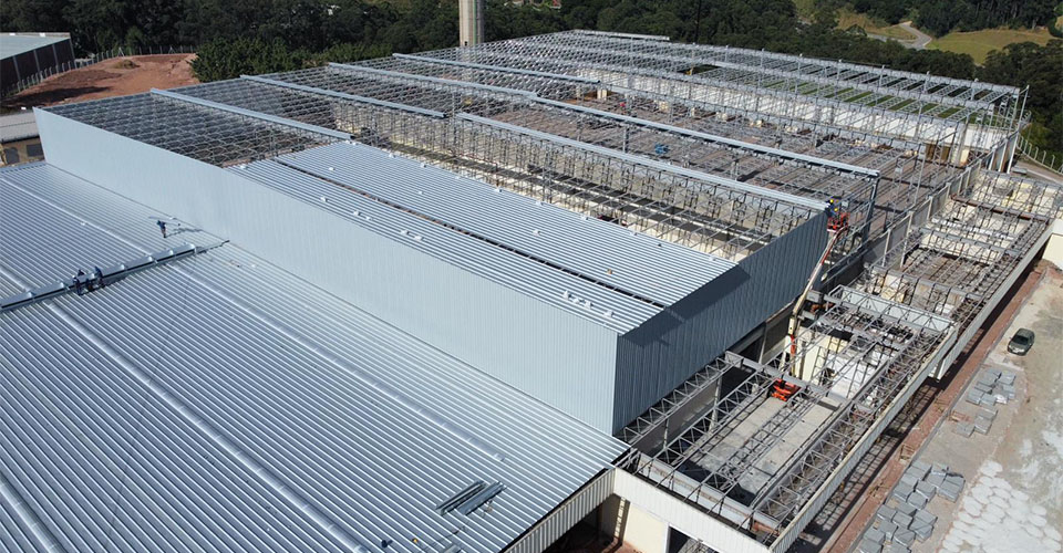 Imagem do alteamento do telhado realizado no processo de retrofit da ANDRA.
