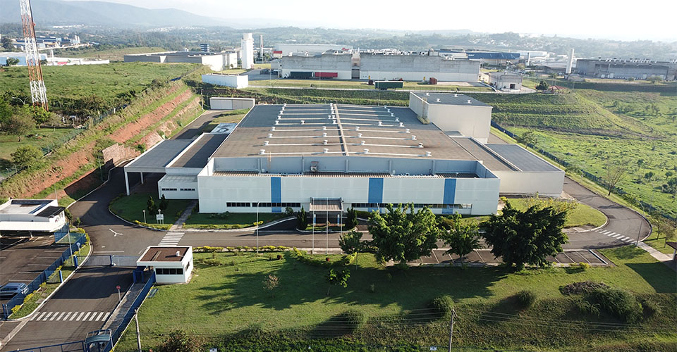 Galpão logístico e industrial da FROMM com retrofit concluído e estrutura modernizada.