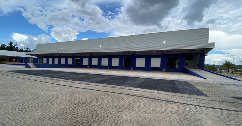 Fachada do galpão retrofitado da Futura Tintas com layout reformulado.