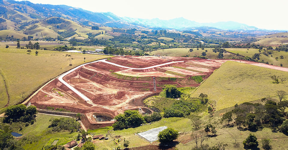 Implantação do loteamento Edan Park com foco em lotes industriais e logísticos.