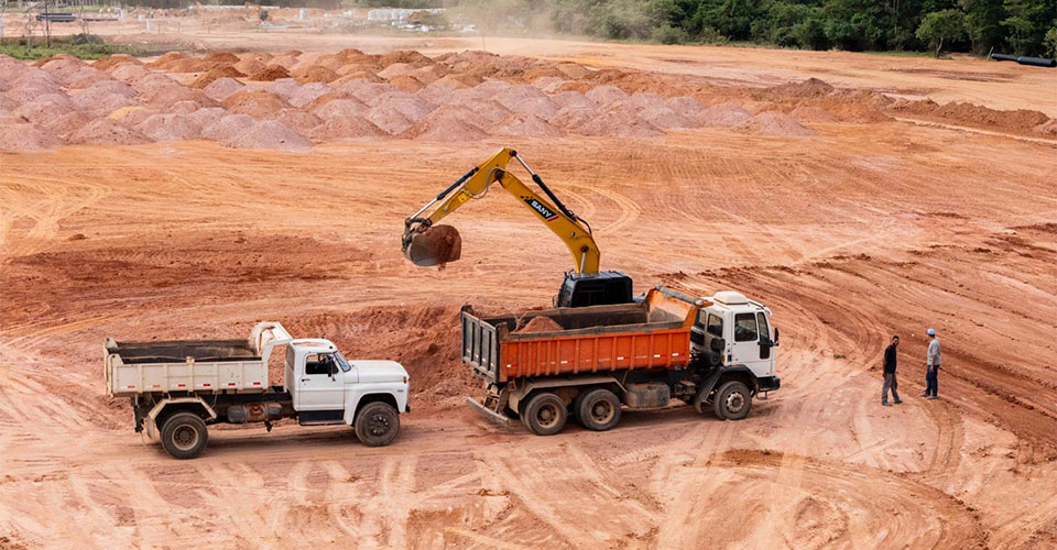 Serviços de terraplenagem em execução no terreno industrial da Florestal em Itupeva/SP.