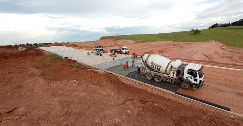 Canteiro de obras ativo no Edan Park com implantação de infraestrutura logística.