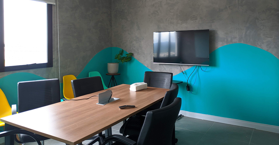 Ambiente interno do escritório corporativo da MasterSense após retrofit e personalização dos espaços.