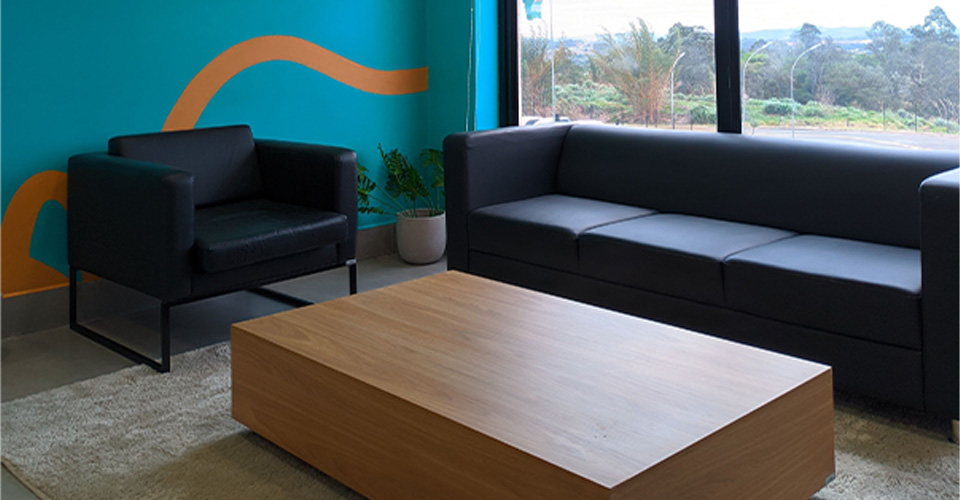Interior da sala de espera da MasterSense após retrofit e personalização dos espaços.