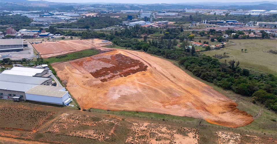 Preparação de solo e nivelamento para implantação de infraestrutura logística em Itupeva/SP.