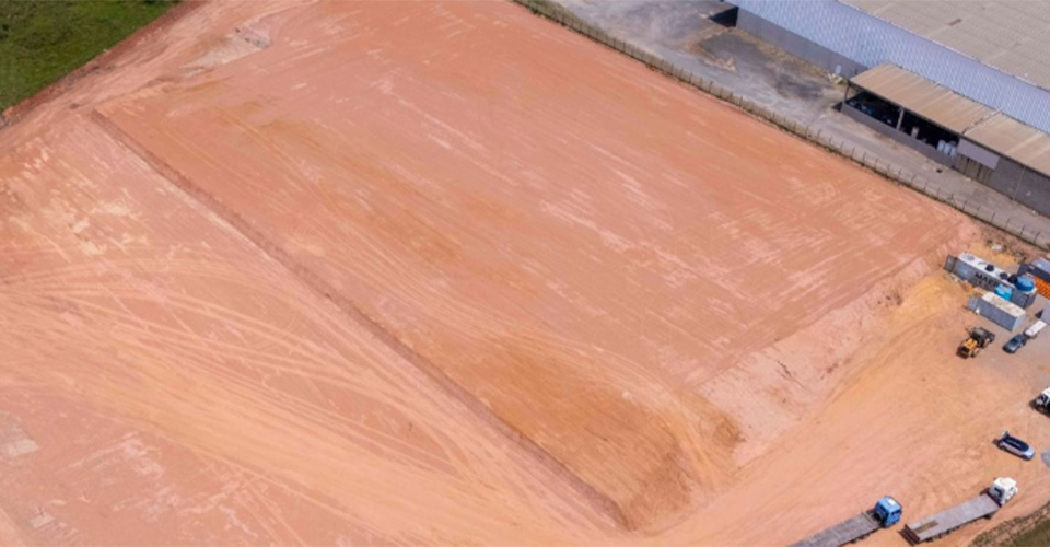 Canteiro de obras da Florestal em Itupeva com atividades de infraestrutura logística em curso.