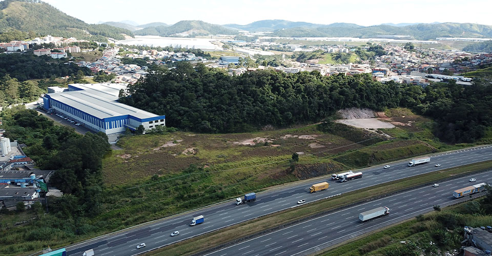 Vista aérea do terreno do novo galpão industrial em construção em Caieiras/SP.