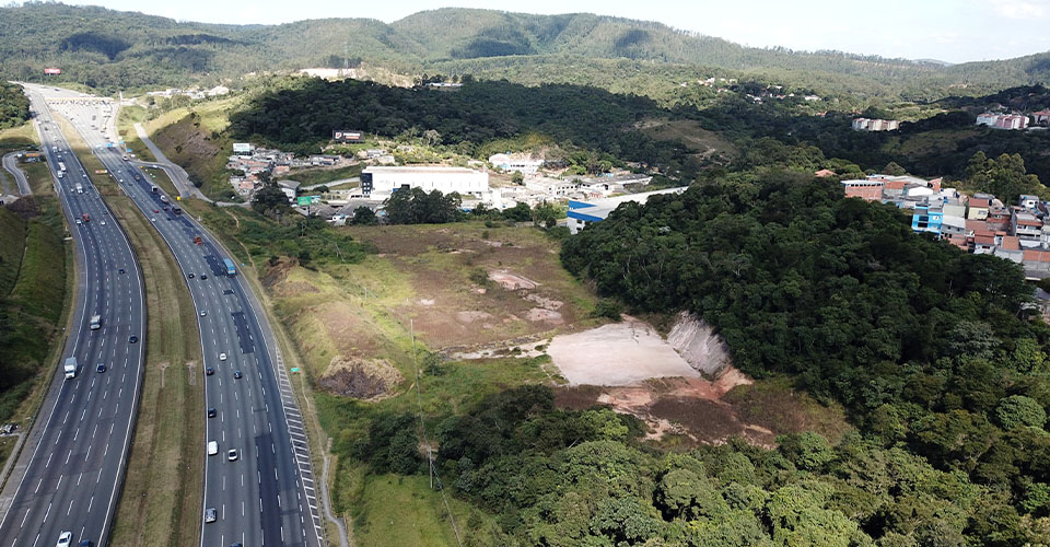 Vista aérea do terreno logístico da JMERC em Caieiras/SP, com vista geral do projeto.