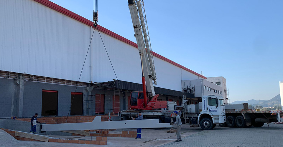 Obras em andamento do retrofit BTS da MasterSense em Jundiaí/SP com ambientes corporativos e logísticos.