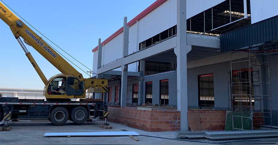 Obras em andamento do retrofit BTS da MasterSense em Jundiaí/SP com ambientes corporativos e logísticos.