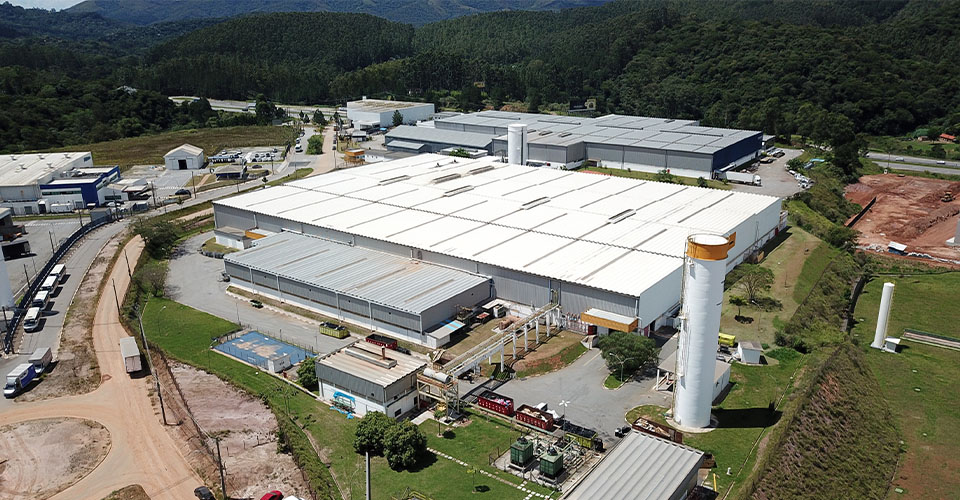 Vista geral do galpão industrial da Modular em Santana do Parnaíba/SP durante as obras de retrofit e ampliação.