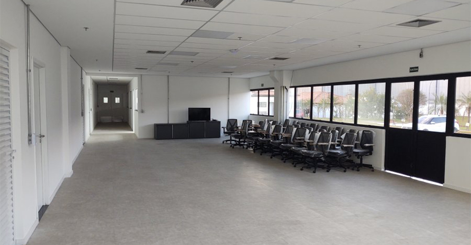 Área interna do galpão reformado da Modular com novo layout produtivo.