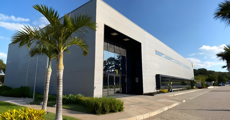 Fachada principal do Sandvik Coromant Center em Jundiaí/SP, com arquitetura moderna.