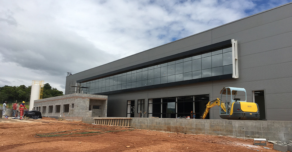 Obra em finalização do centro corporativo e técnico da Sandvik, modelo built to suit.