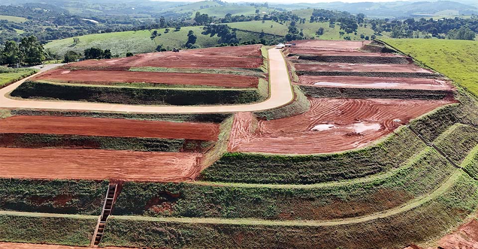 Avanço das obras do projeto Edan Park, com foco em estrutura viária e drenagem.