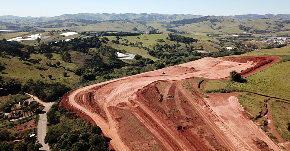 Avanço da obra do galpão da Edan Import com infraestrutura já em fase de montagem.