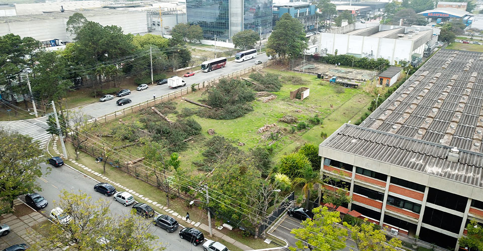 Imagem do terreno sede da construção do novo centro corporativo e logístico da Renishaw em Barueri/SP.