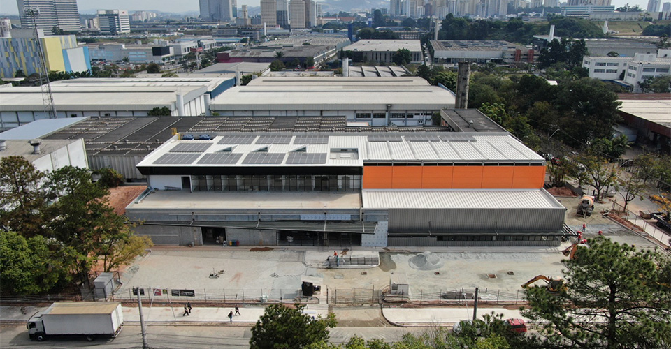 Centro corporativo e logístico da Renishaw com projeto concluído em Barueri/SP.