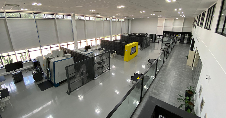 Ambiente interno do Sandvik Coromant Center, com áreas administrativas e técnicas integradas.