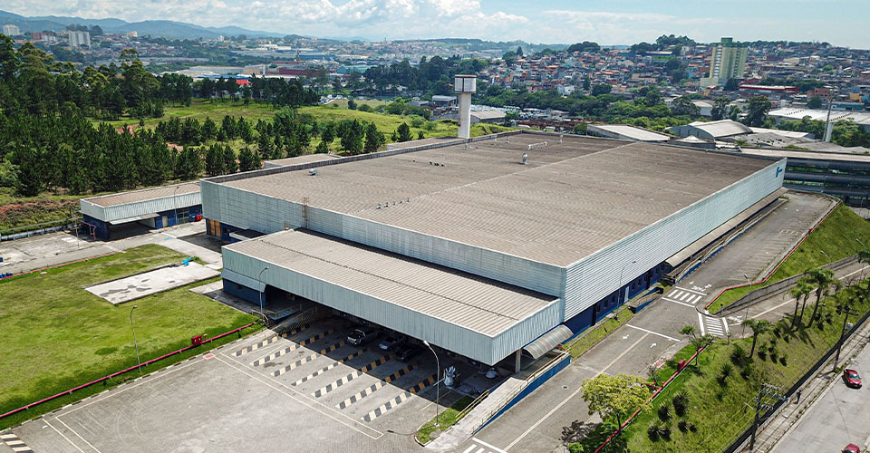 Vista aérea do galpão industrial da Futura Tintas em Guarulhos com retrofit finalizado.