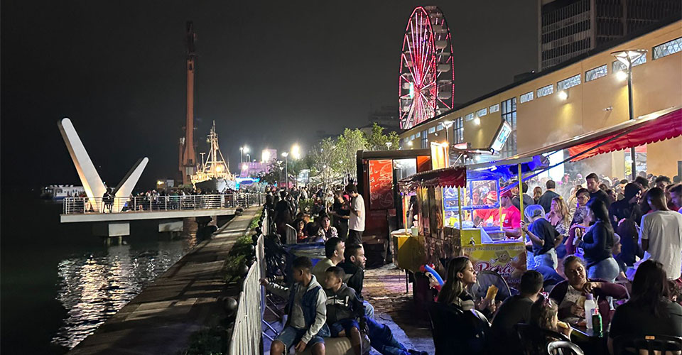 Vista noturna do Parque Valongo em Santos/SP, com foco turístico e cultural.