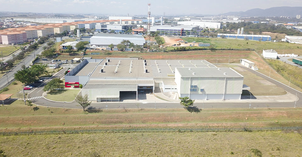 Vista lateral do galpão da FROMM com retrofit concluído em Jundiaí/SP.