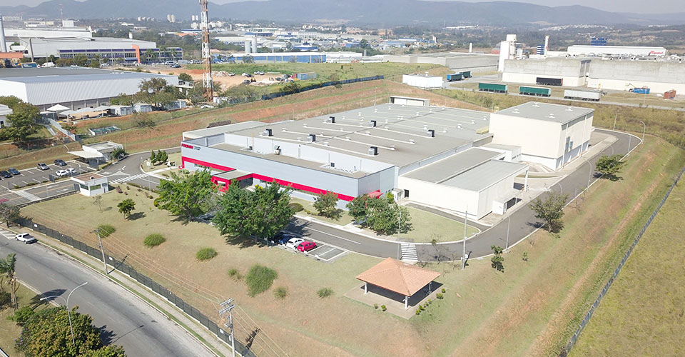 Imagem aérea do galpão da FROMM com retrofit concluído em Jundiaí/SP.