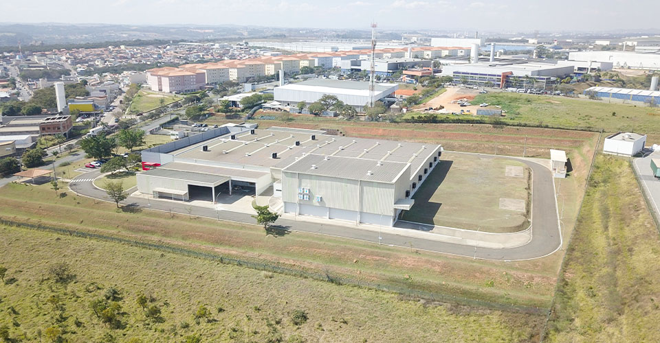 Vista lateral do galpão da FROMM com retrofit concluído em Jundiaí/SP.